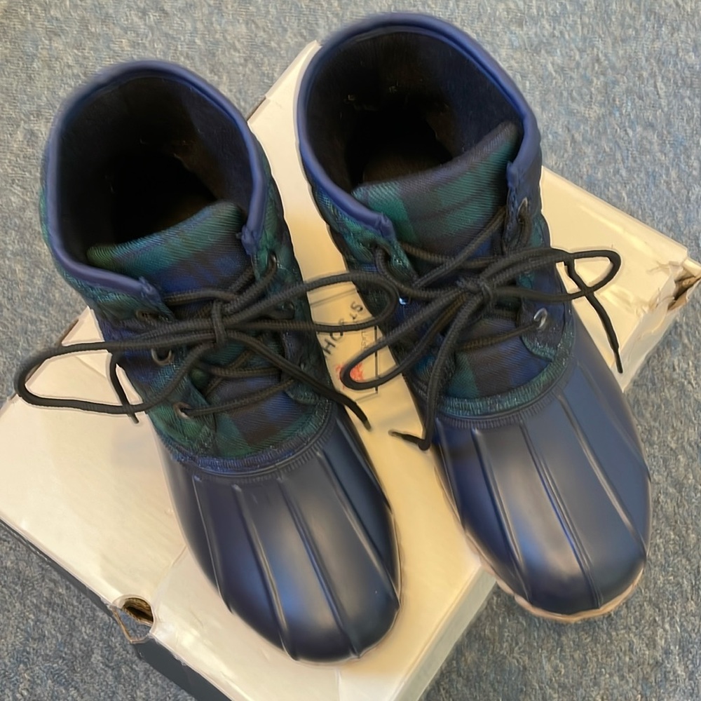 Size 8M winter booties navy and green plaid